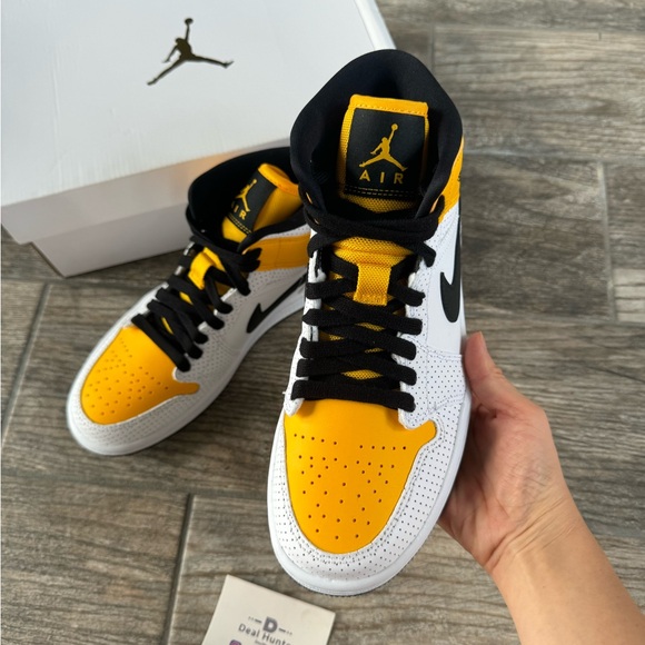 Brand New Air Jordan 1 Mid “Laser Orange “ Women’s Sneakers BQ6472107 - Picture 10 of 13